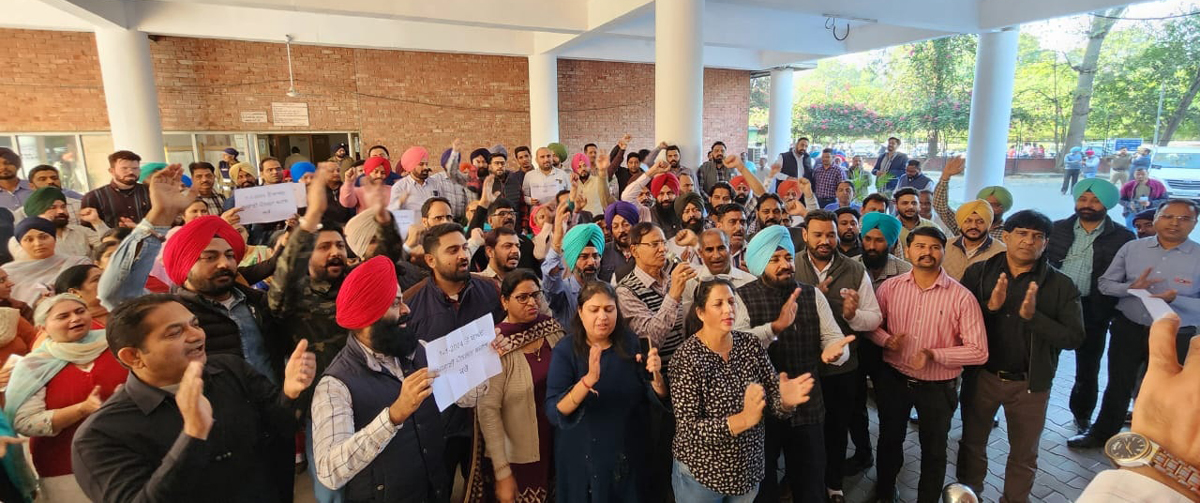 Protest rally by employees of Punjab Civil Secretariat